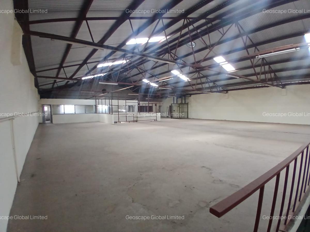28,000 ft² Warehouse with Parking in Industrial Area - 2