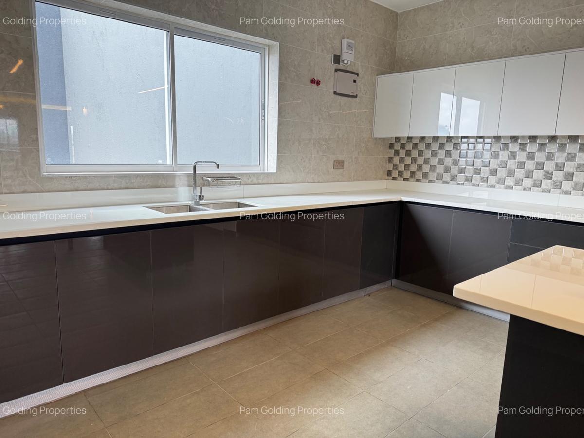 3 Bed Apartment with En Suite in Riverside - 6