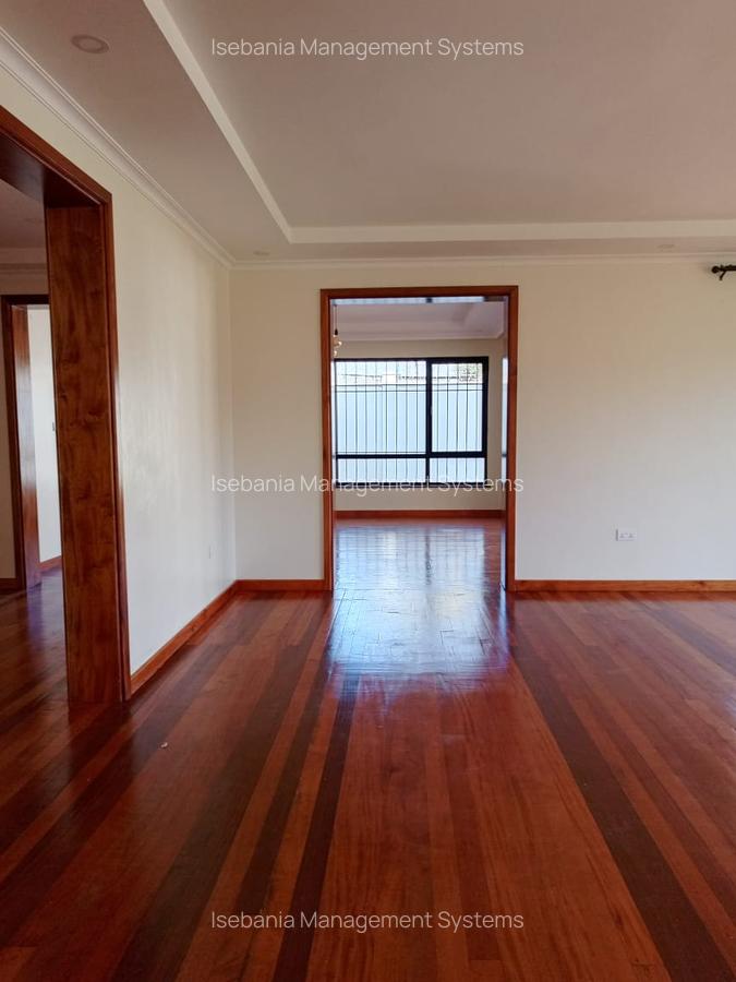 6 Bed House with En Suite at - 10