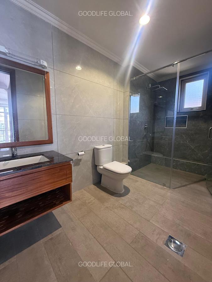 5 Bed Townhouse with En Suite at Lavington - 17