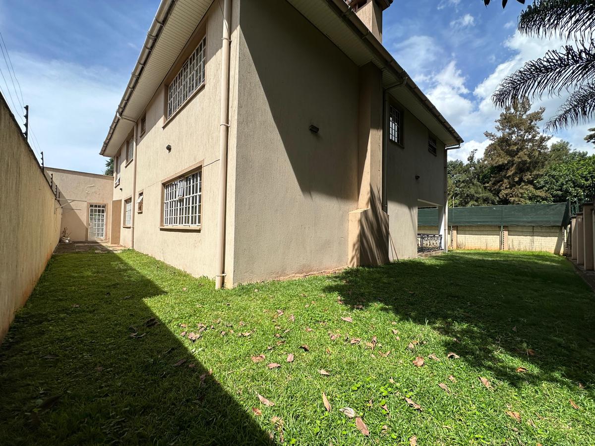 5 Bed Villa with En Suite at Lavington - 1
