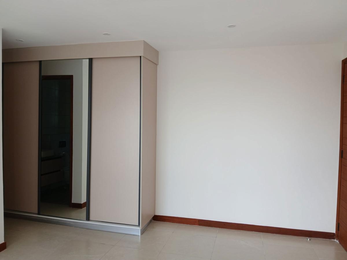4 Bed Apartment with En Suite in Parklands - 15