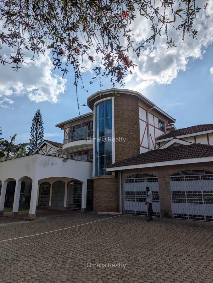 5 Bed House with En Suite in Runda - 1