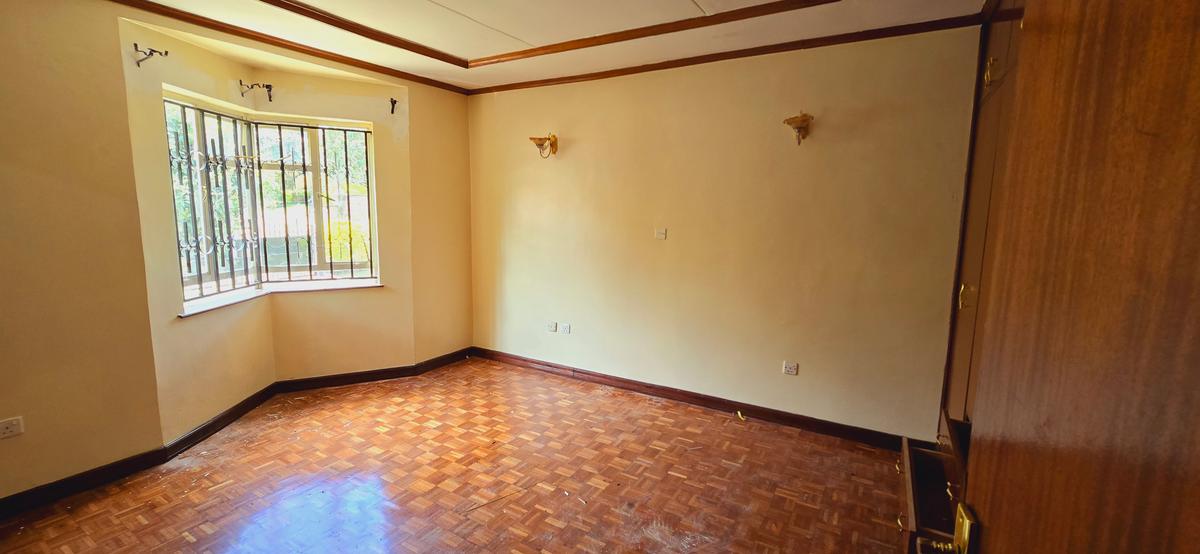 5 Bed Townhouse with En Suite at Lavington - 16