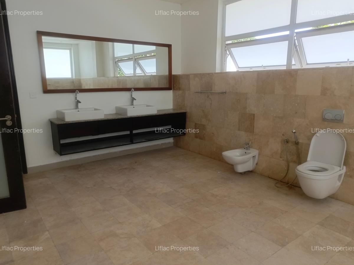 5 Bed House with En Suite in Runda - 14