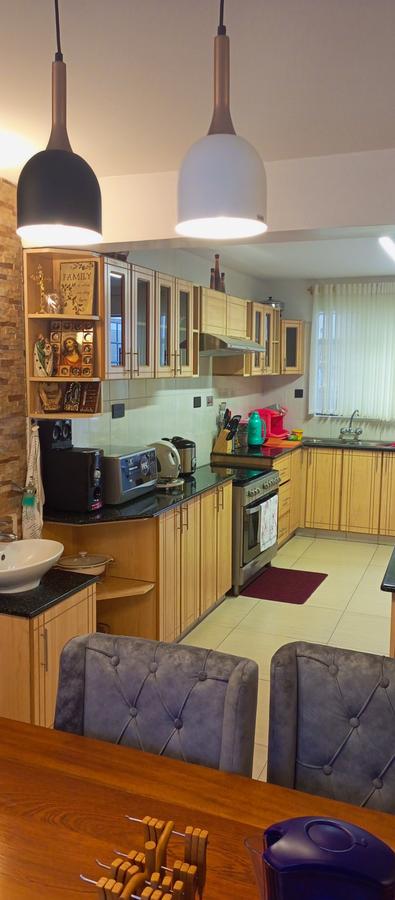 6 Bed Townhouse with En Suite at Lavington - 10