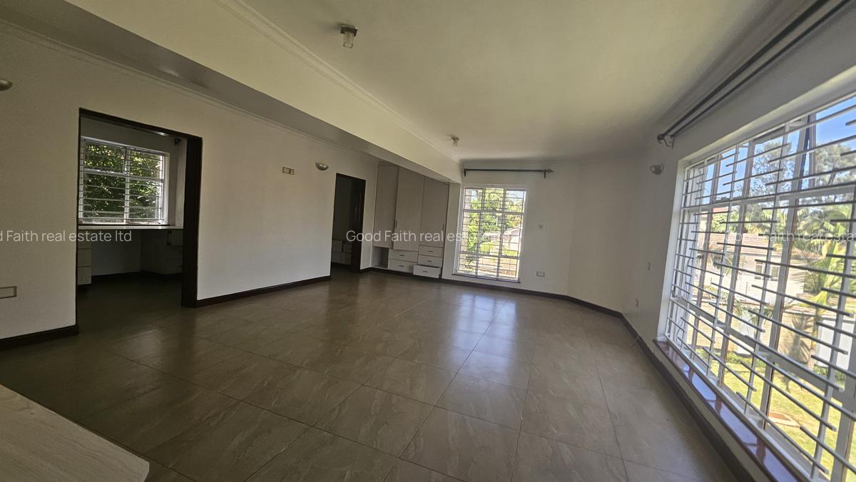 5 Bed House with En Suite in Runda - 12