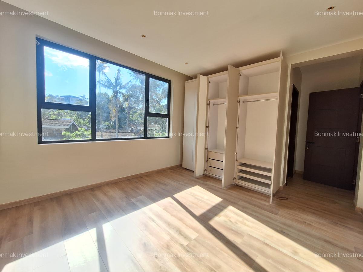 5 Bed Townhouse with En Suite at Lavington Green - 8