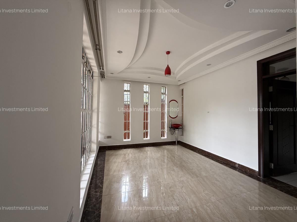 5 Bed Townhouse with En Suite in Lavington - 6
