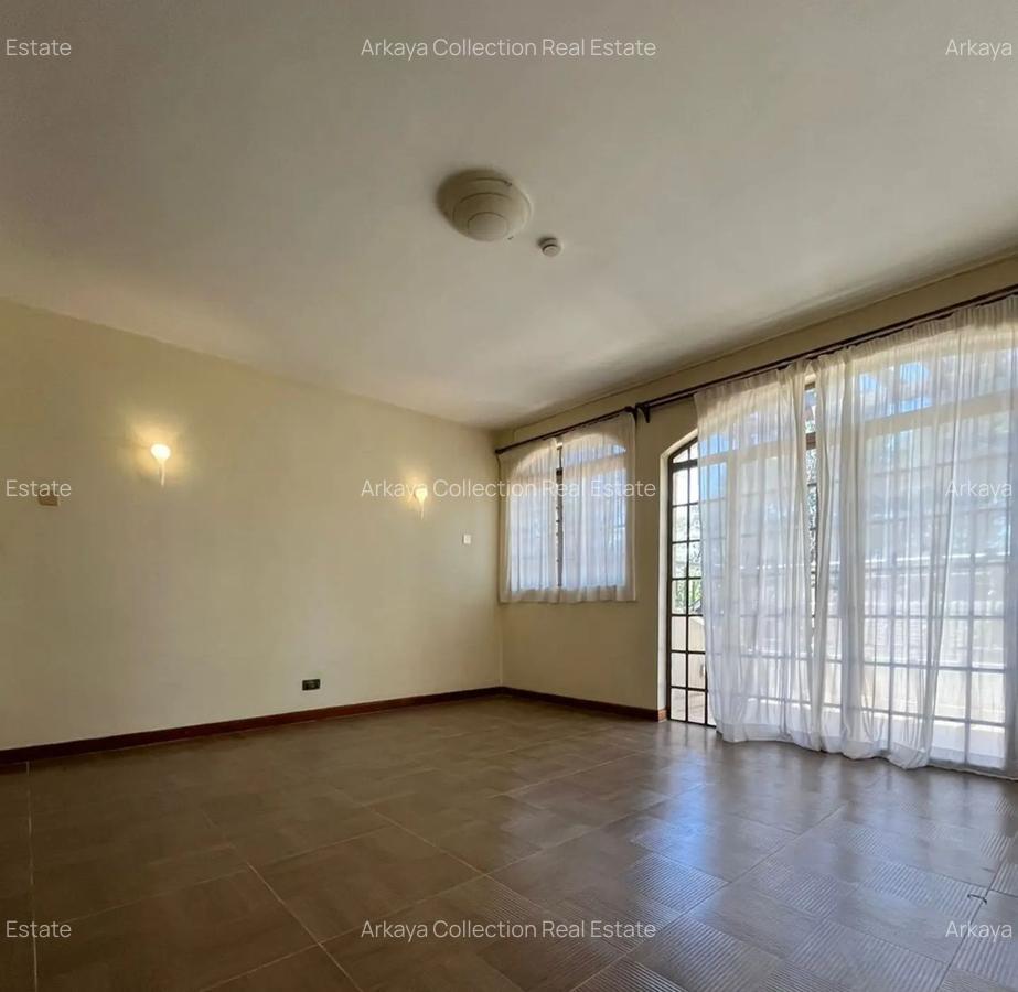 5 Bed House with En Suite in Lavington - 7