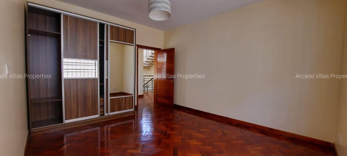 4 Bed Townhouse with En Suite at Lavington - 10