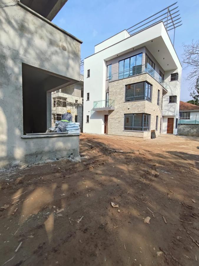 4 Bed Townhouse with En Suite at Lavington Shopping Centre - 15