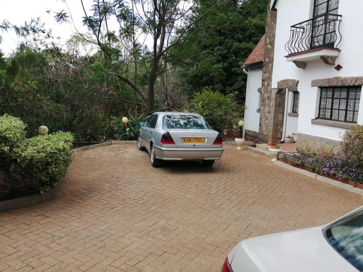 5 Bed House with En Suite in Lavington - 3