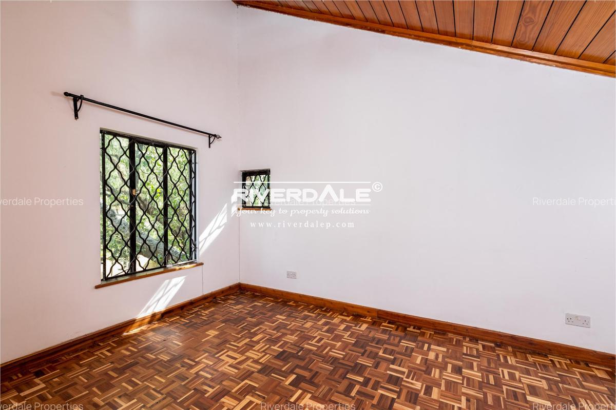 5 Bed House with En Suite in Runda - 11