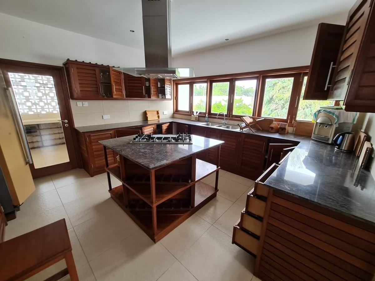 Furnished 3 Bed Apartment with En Suite in Nyali Area - 10