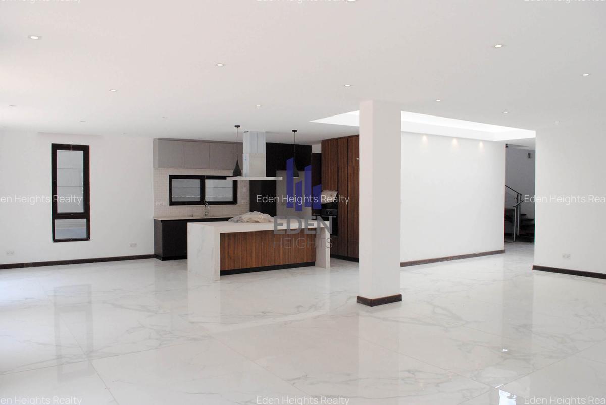 5 Bed Townhouse with En Suite in Spring Valley - 3