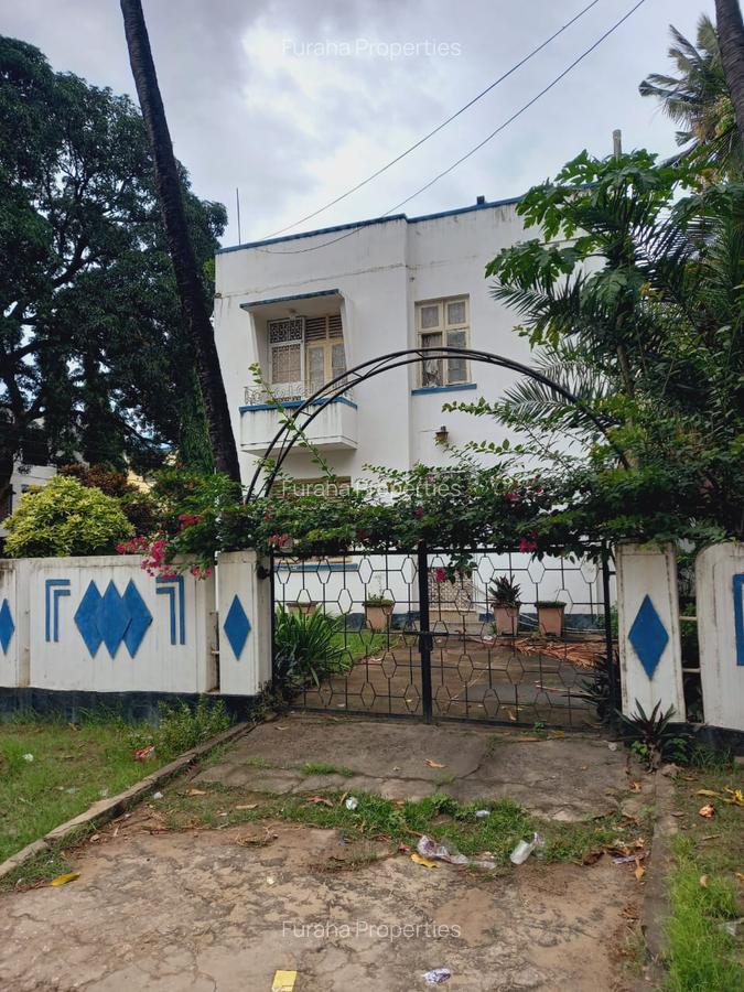 5 Bed House with En Suite in Tudor - 1