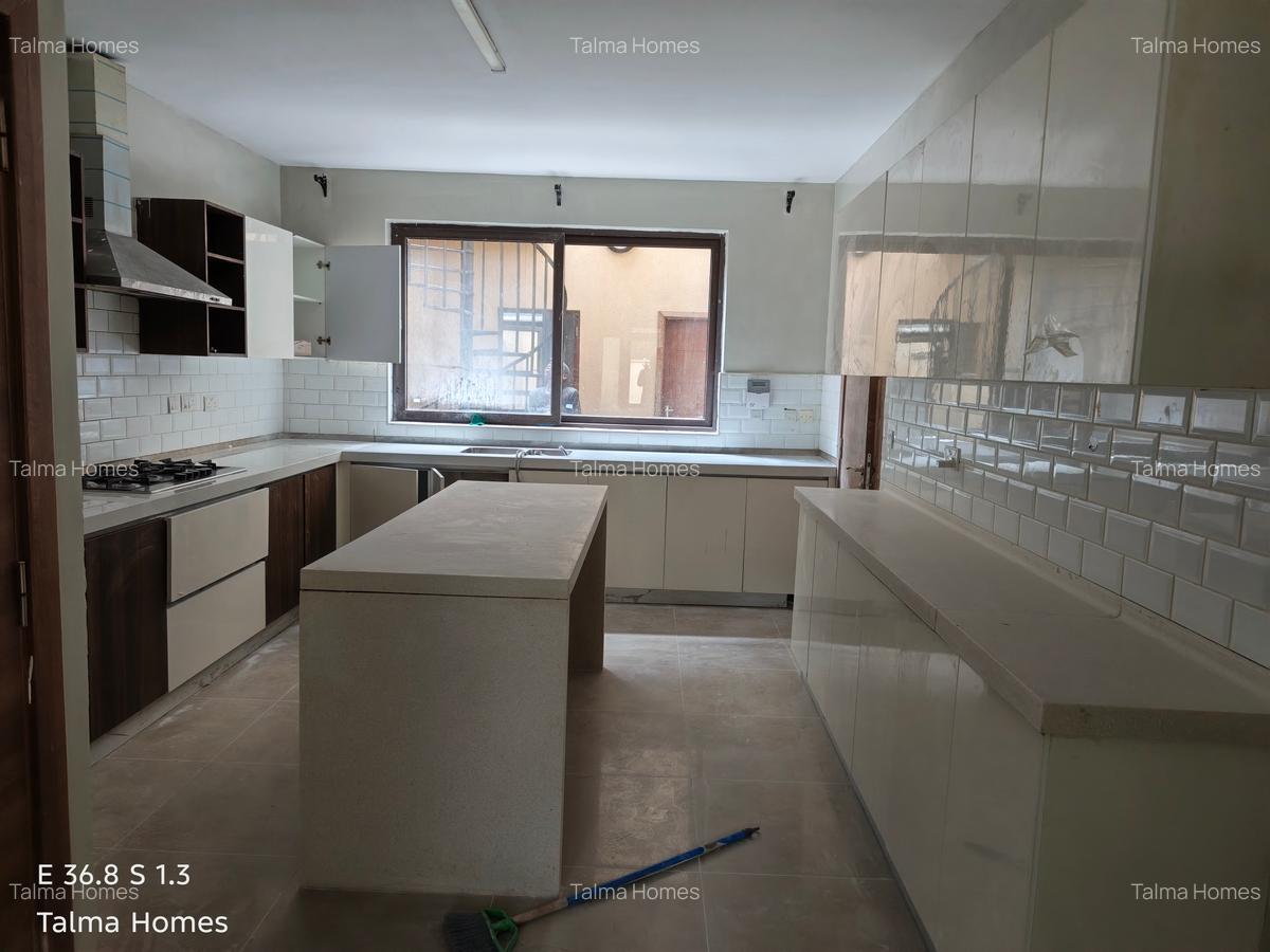 5 Bed Townhouse with En Suite at Lavington - 5