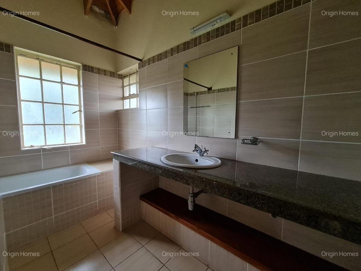 5 Bed House with En Suite at Rosslyn - 7