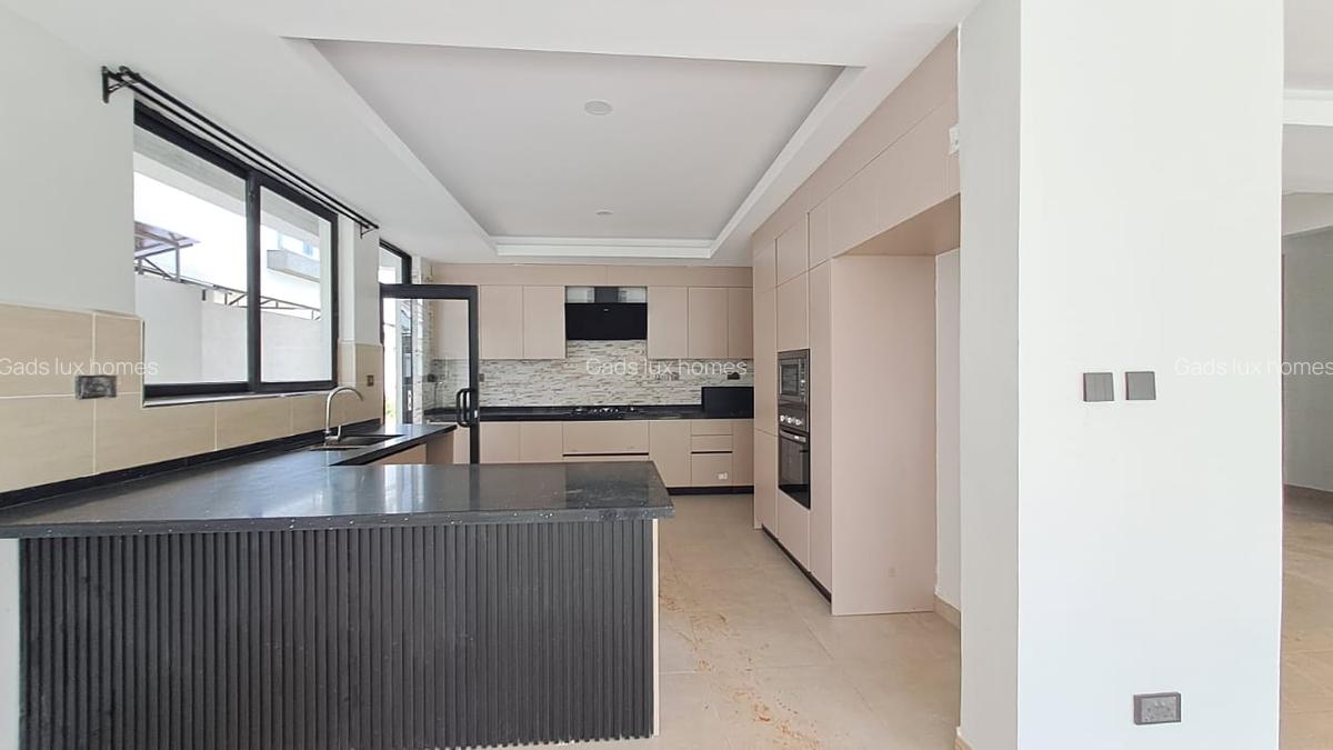 5 Bed Townhouse with En Suite at Lavington - 4