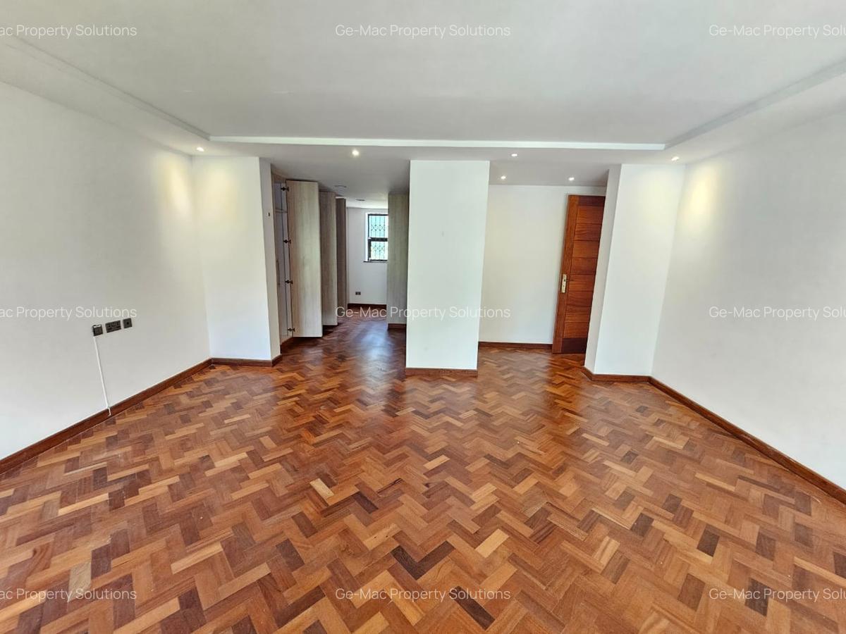 5 Bed House with En Suite in Lavington - 9