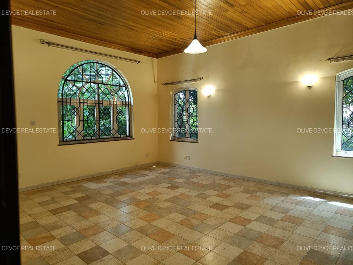 4 Bed House with En Suite in Hill View - 5