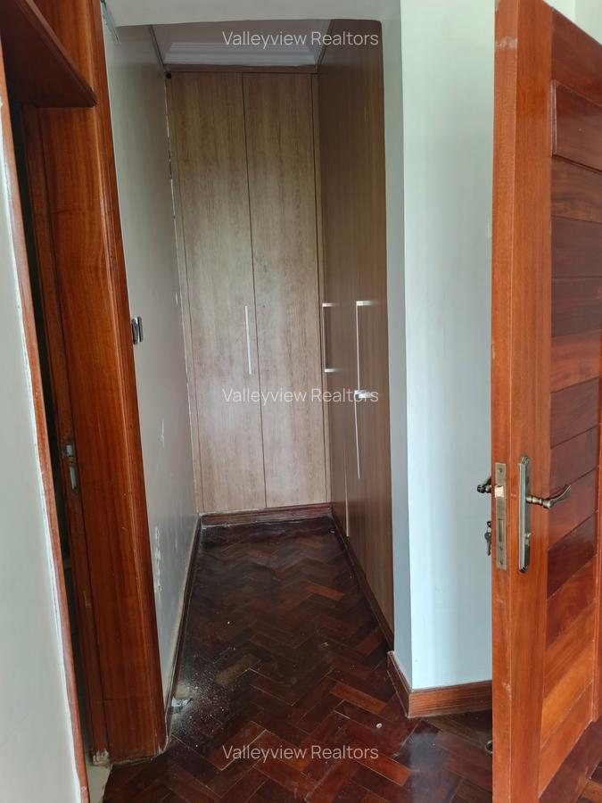 5 Bed Townhouse with En Suite at Lavington - 11