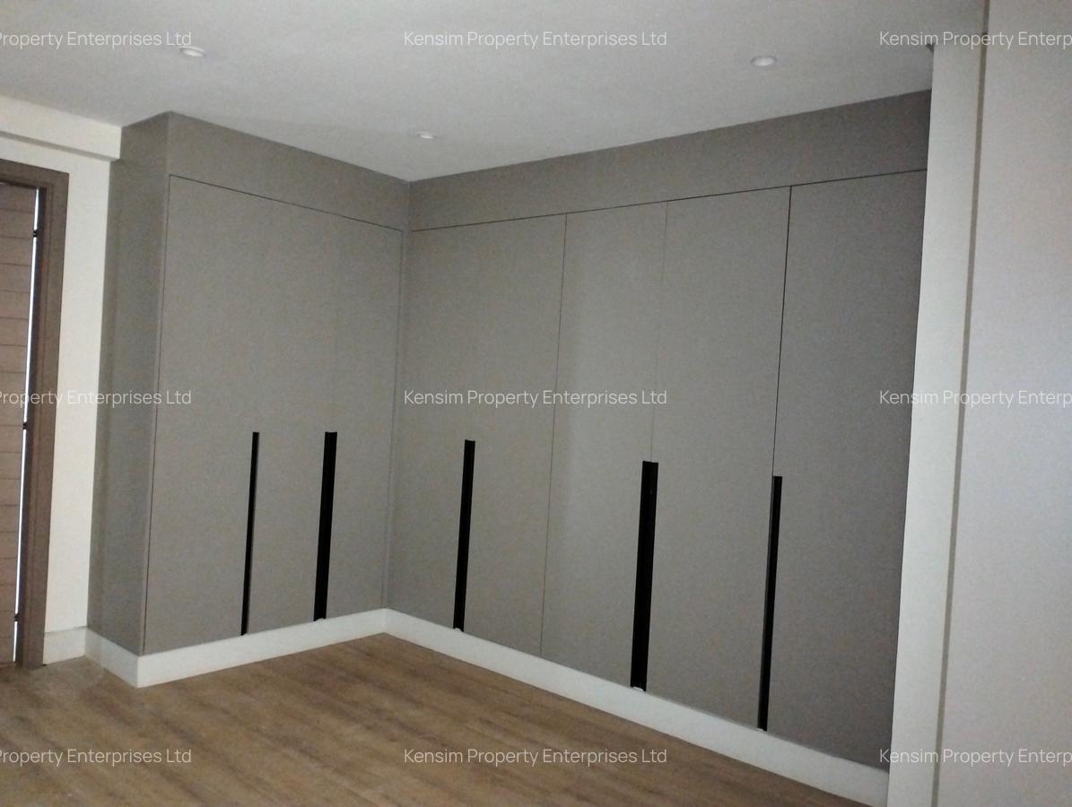 5 Bed Townhouse with En Suite in Brookside - 13