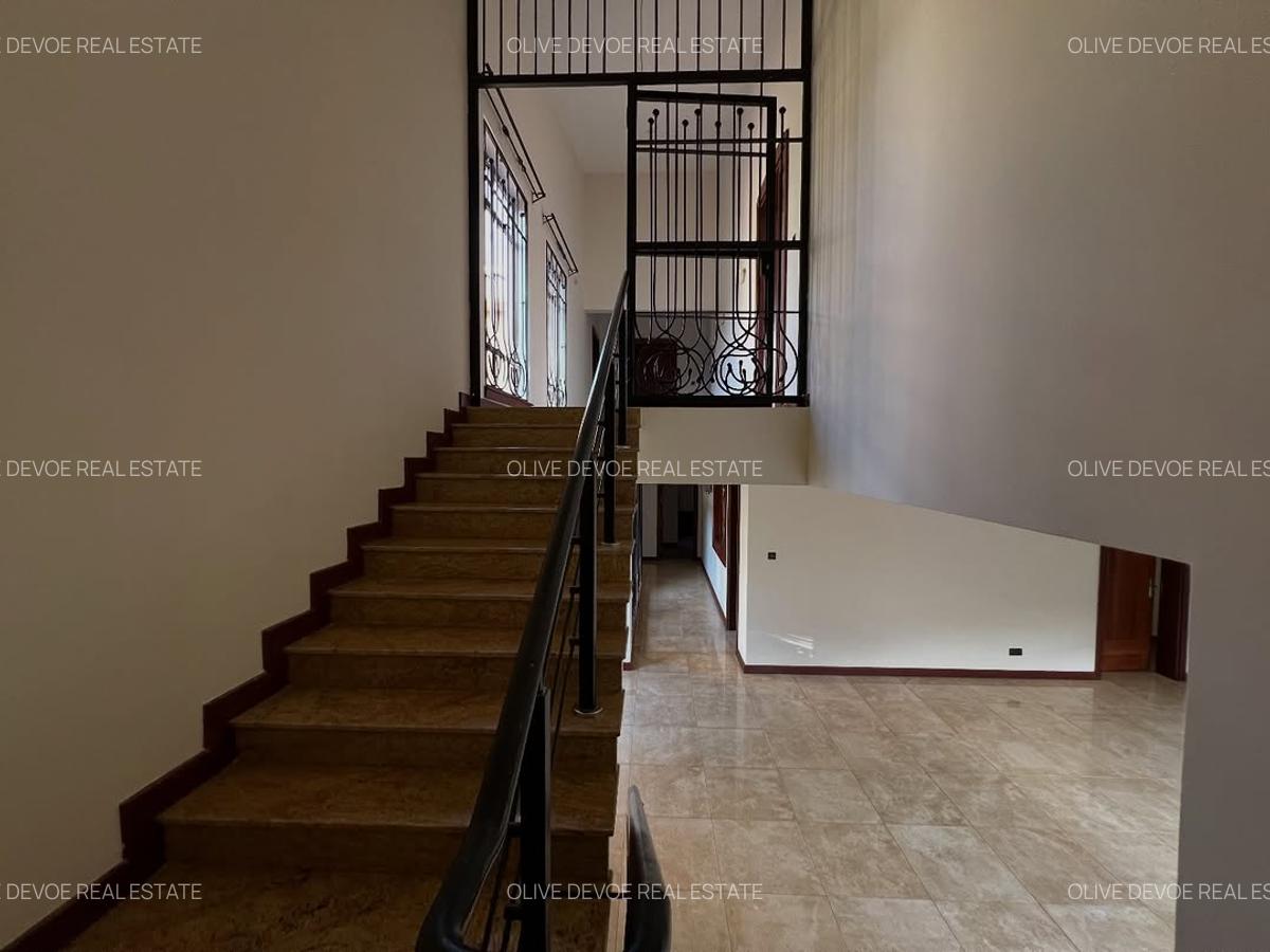 5 Bed House with En Suite in Runda - 4