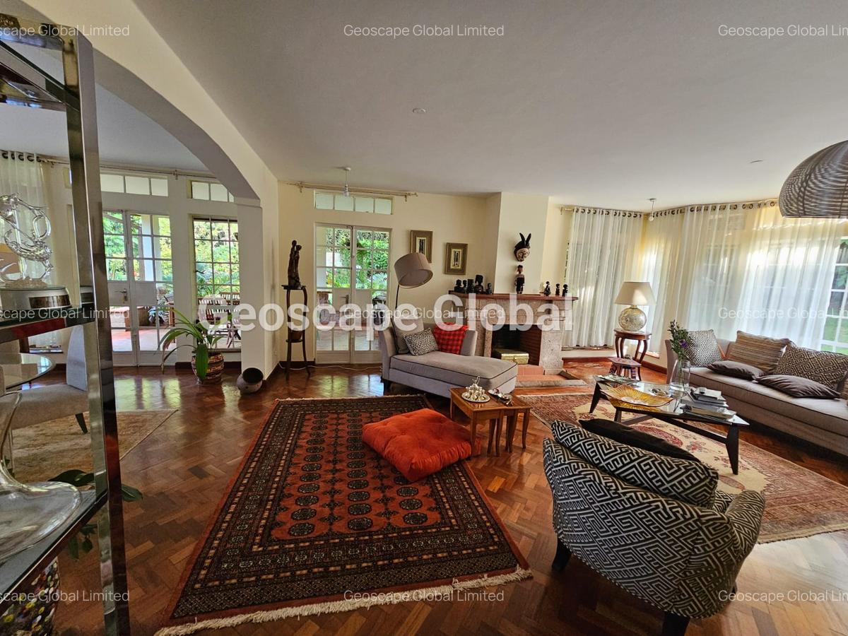 5 Bed Villa with En Suite in Rosslyn - 2