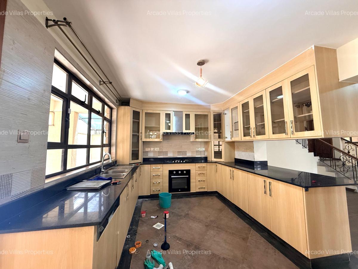 5 Bed Townhouse with En Suite in Lavington - 7