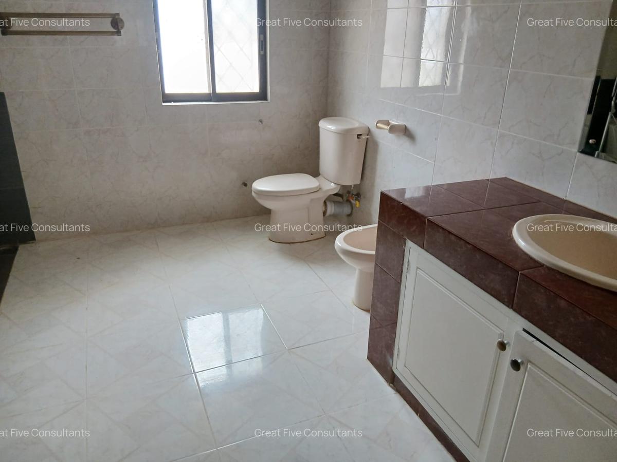 5 Bed Villa with En Suite in Gigiri - 17