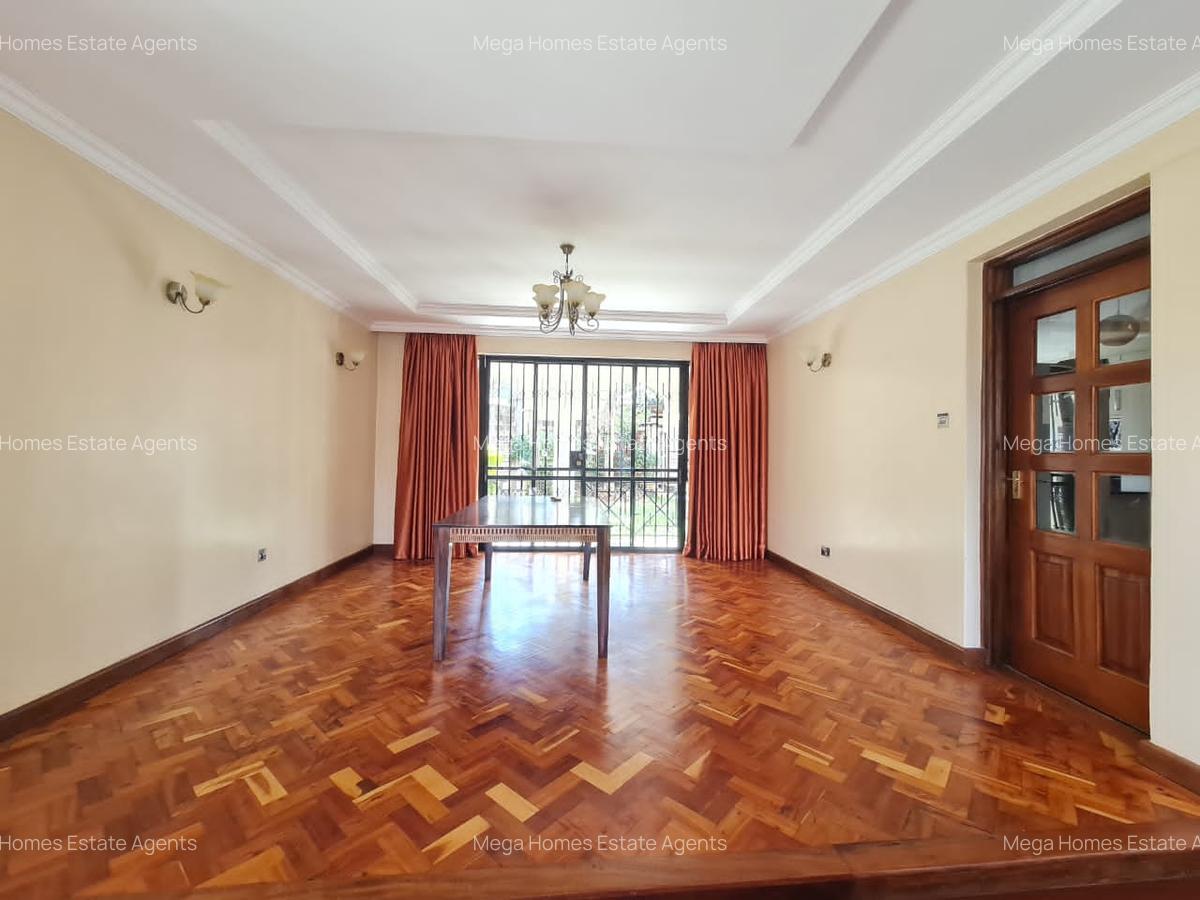 4 Bed House with En Suite in Mountain View - 16