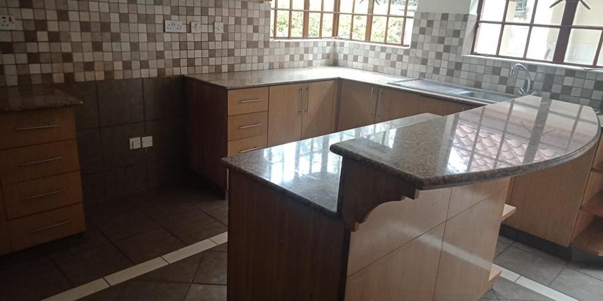 5 Bed Townhouse with En Suite at Lavington Green - 17