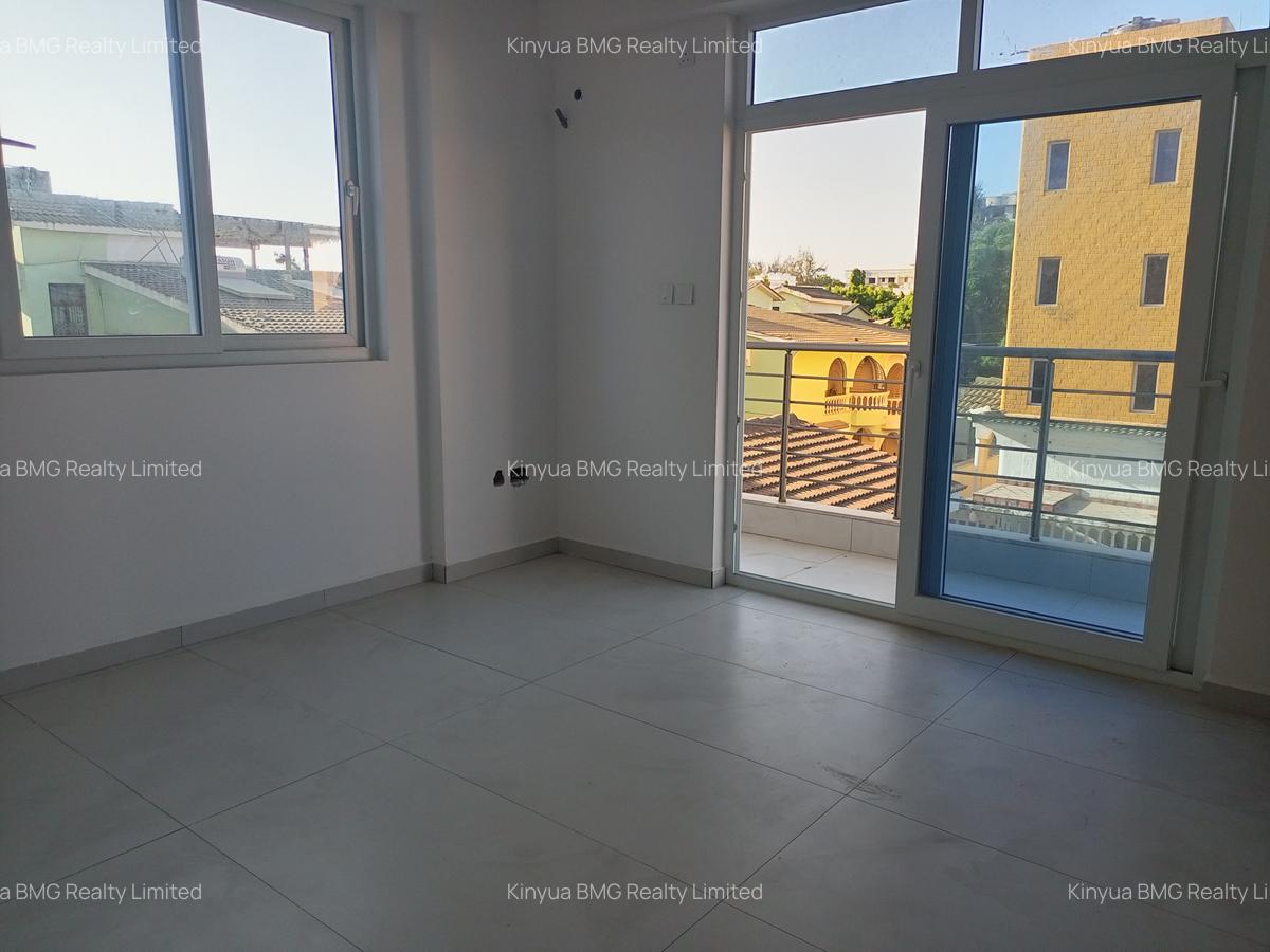 Serviced 2 Bed Apartment with En Suite at Custom - 3