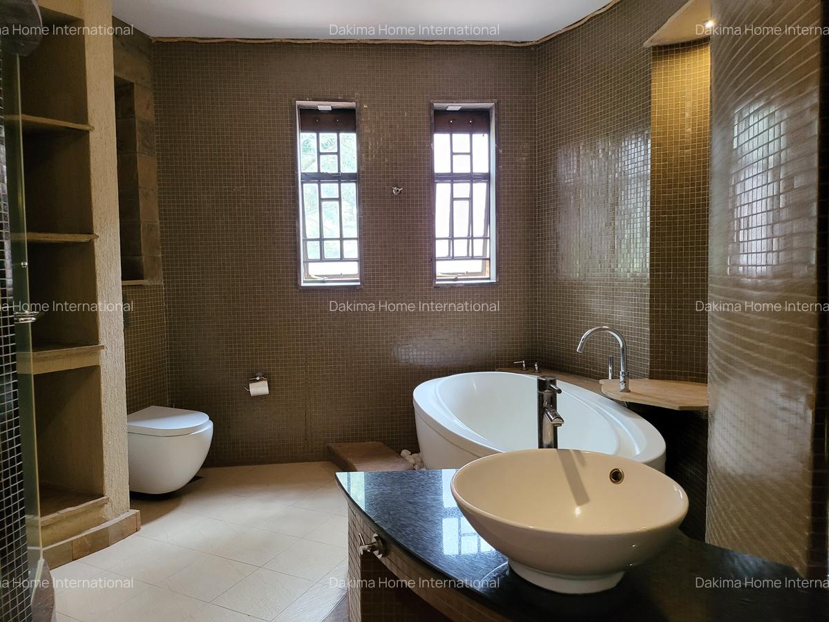 4 Bed Townhouse with En Suite in Lake View - 10