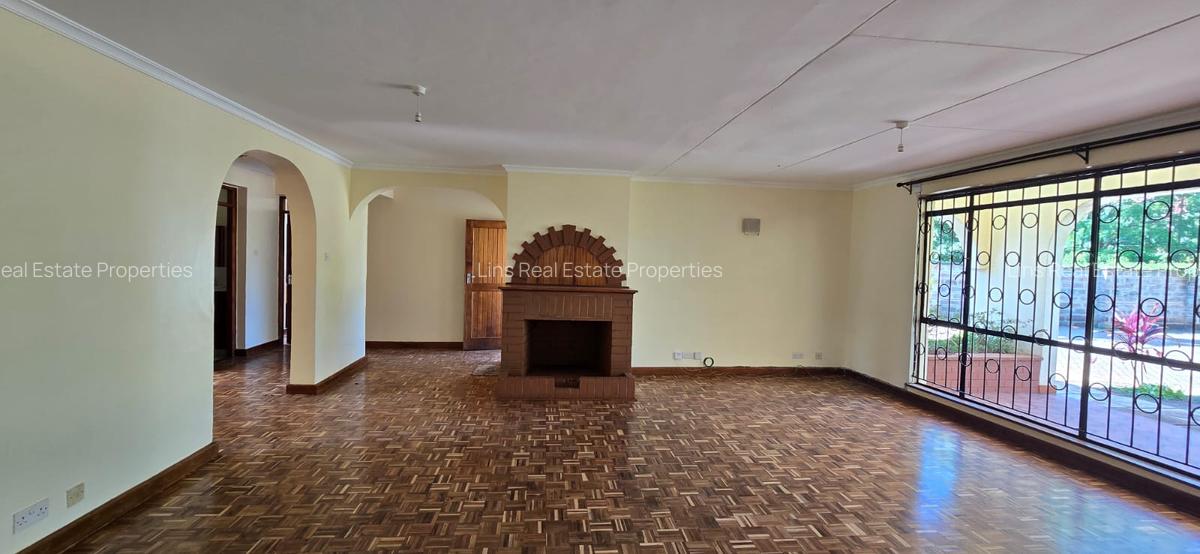 4 Bed House with En Suite in Mountain View - 8