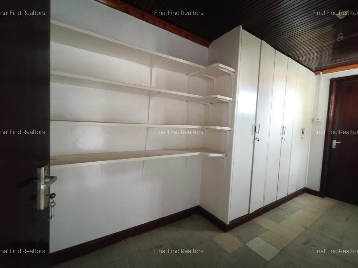 6 Bed House with En Suite in Garden Estate - 18