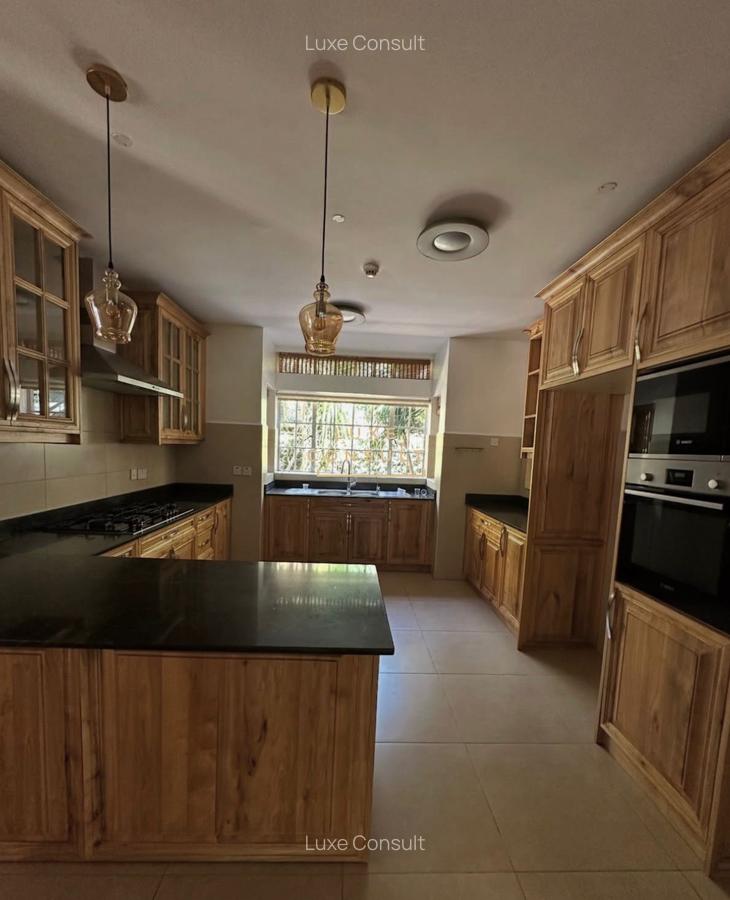 5 Bed Townhouse with Swimming Pool in Rosslyn - 3