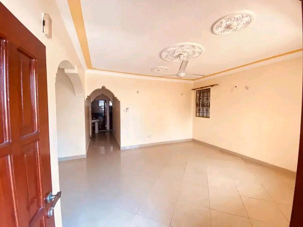 3 Bed Apartment with En Suite at Links Road - 6