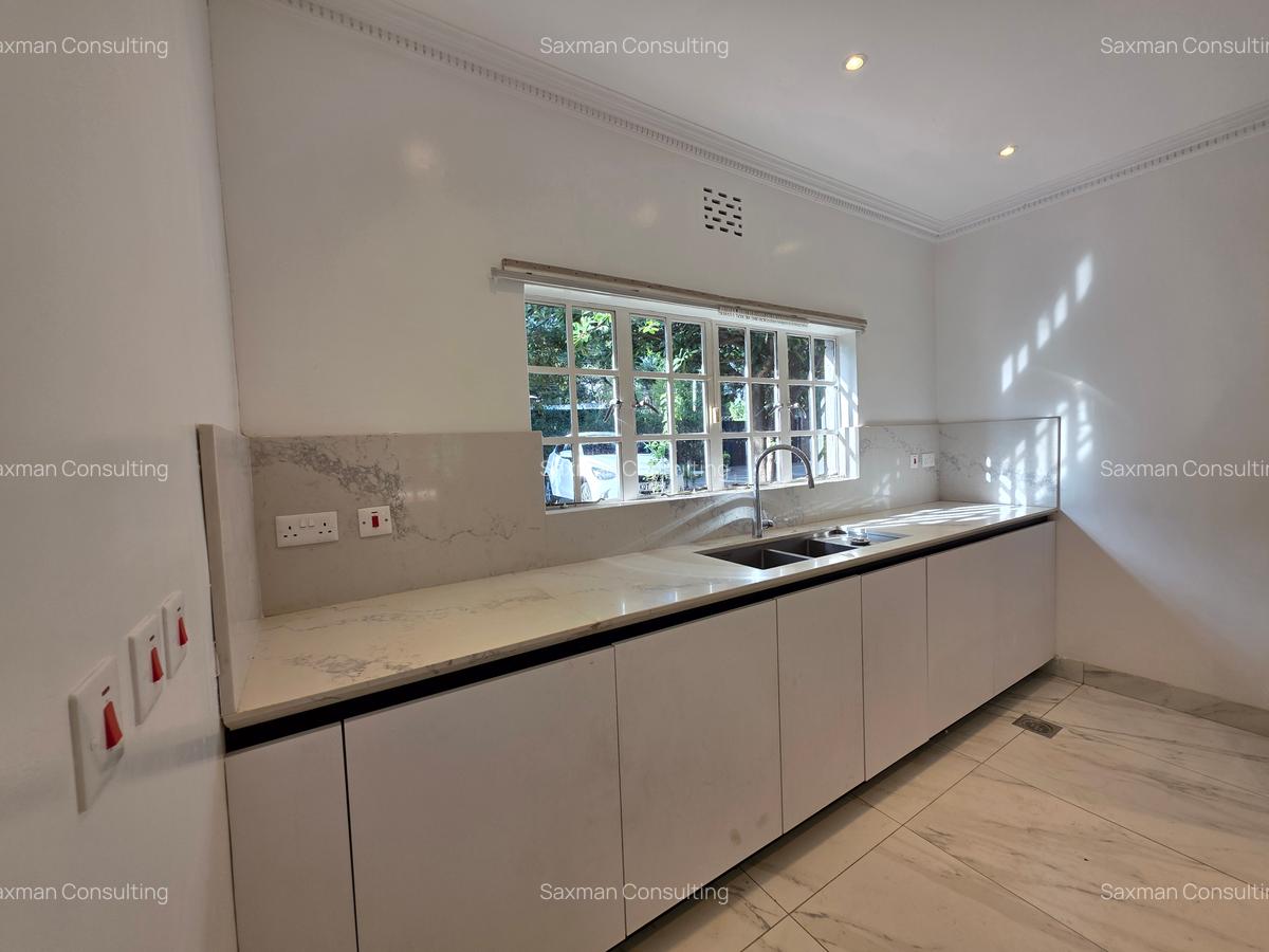 4 Bed House with En Suite in Lavington - 12