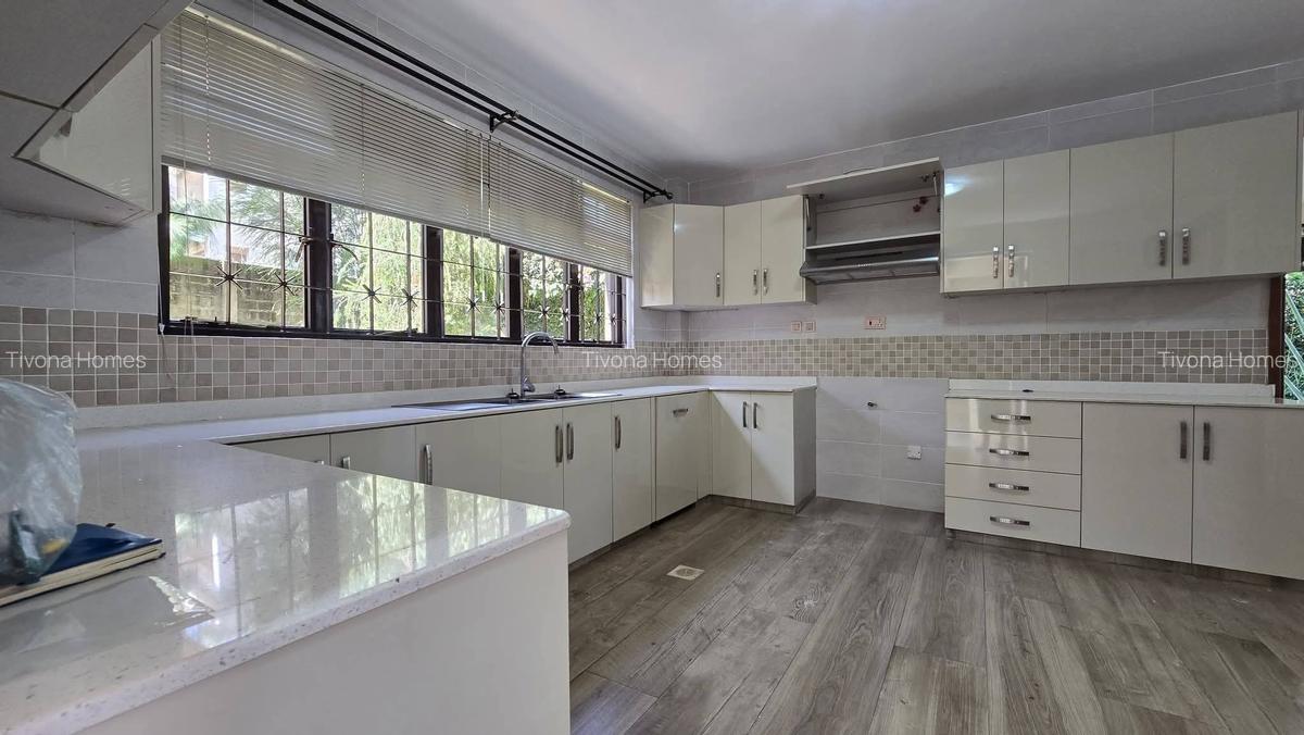 5 Bed House with En Suite in Runda - 4