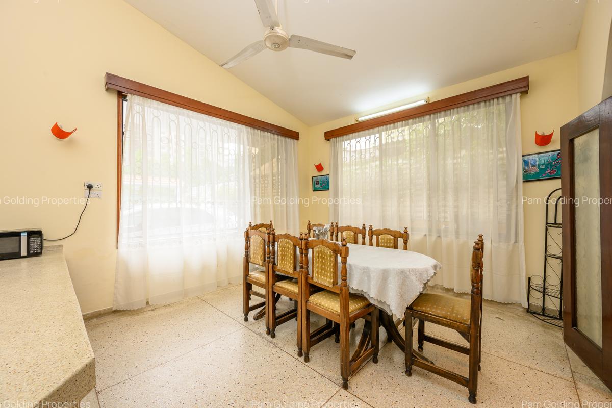 10 Bed House with En Suite at Bokole Drive - 7