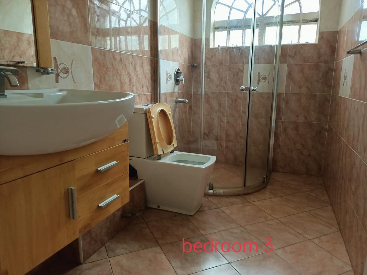 5 Bed House with En Suite at Shopping Center - 9