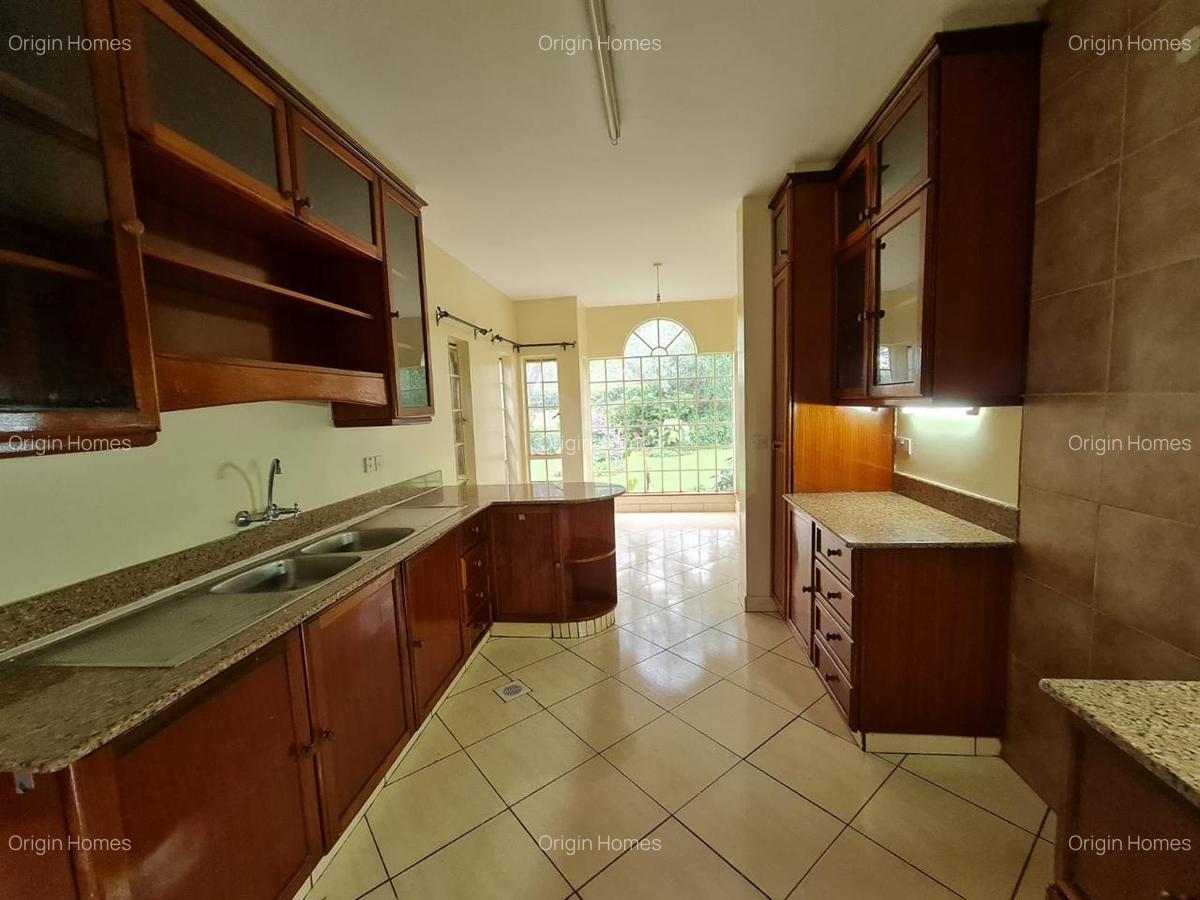 5 Bed House with En Suite at Rosslyn - 3