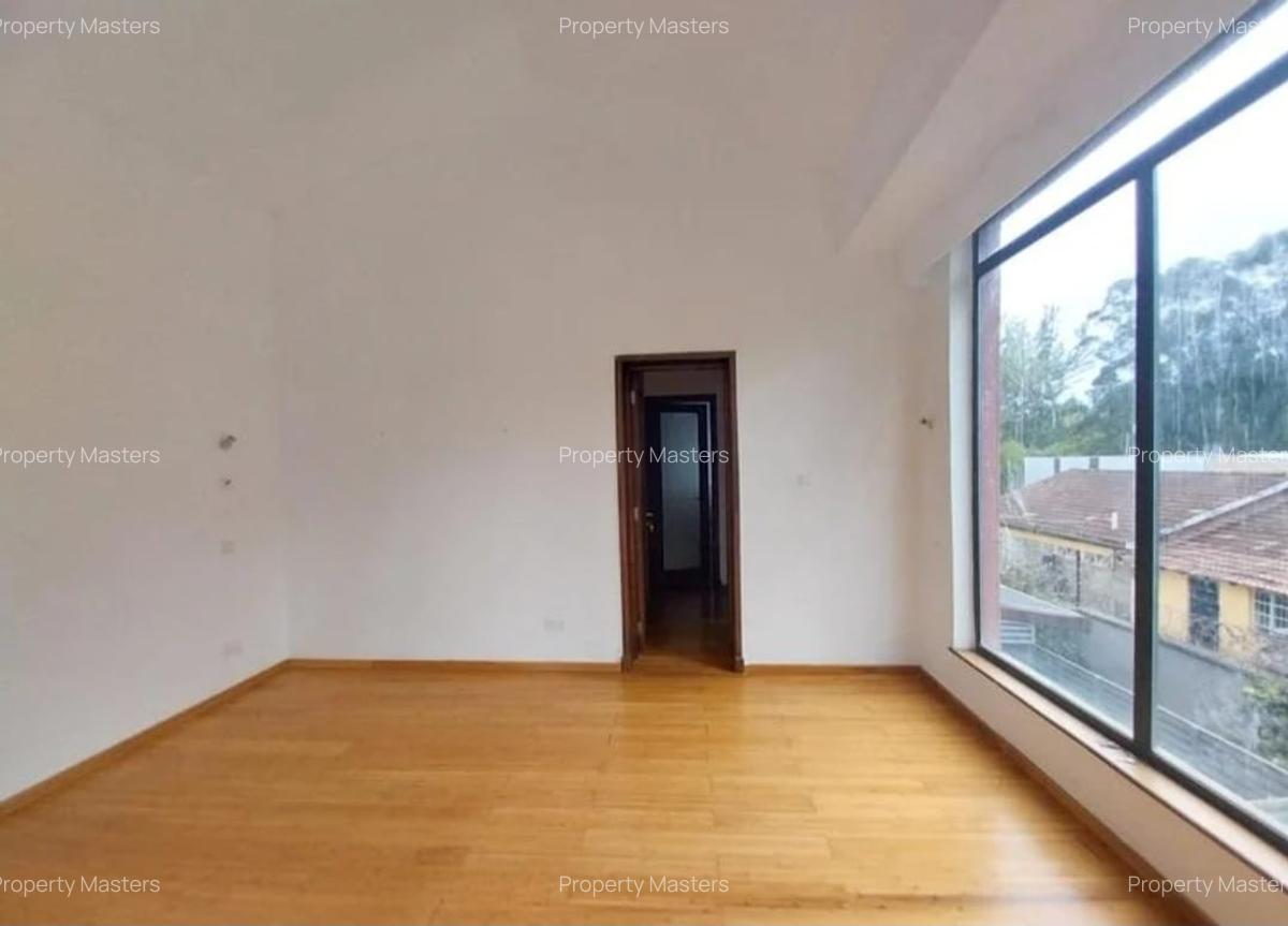 4 Bed House with En Suite at Garden Estate - 11