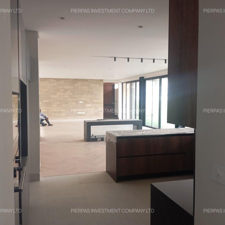 5 Bed Townhouse with En Suite in Brookside - 12