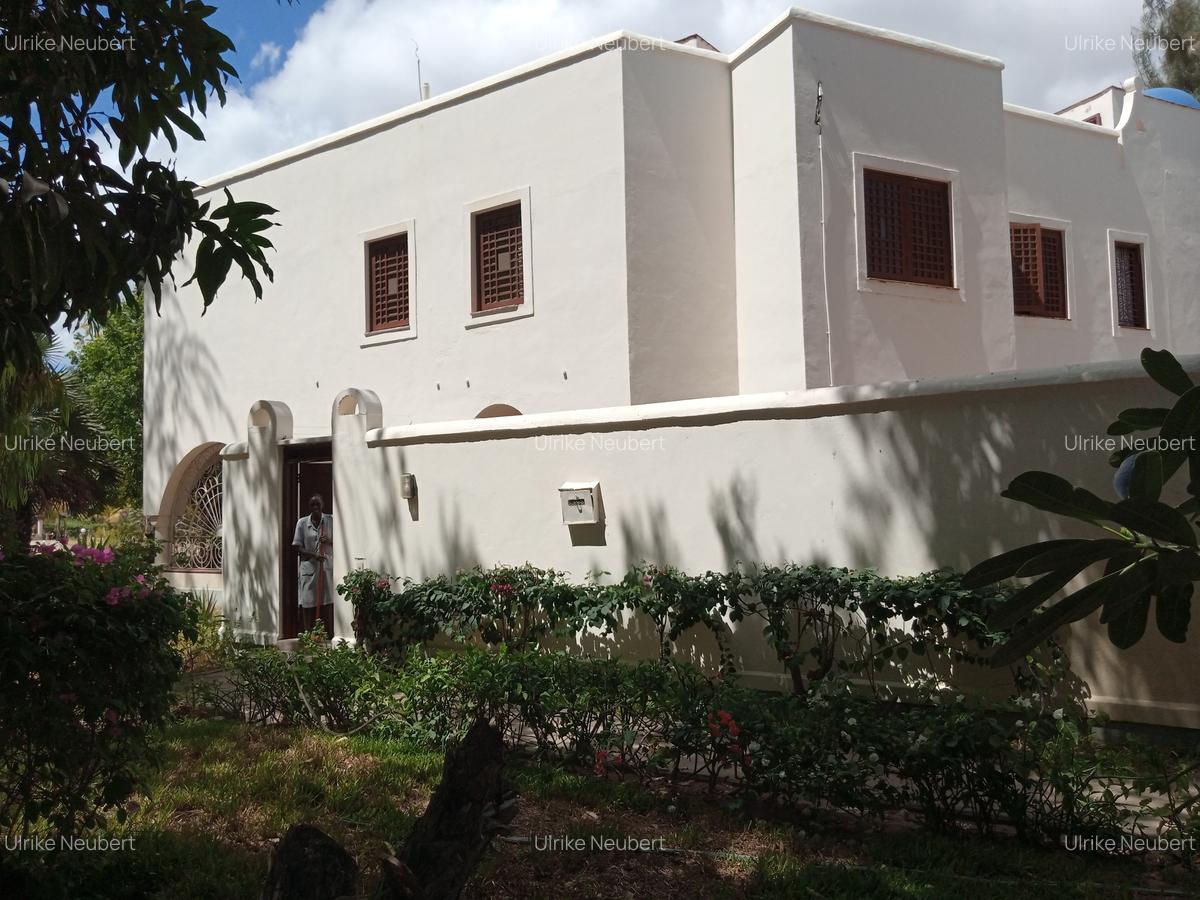 3 Bed House with En Suite at Ocean Beach Drive - 1
