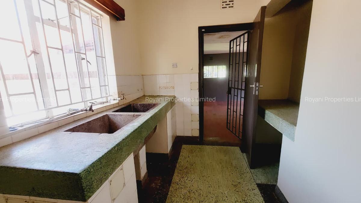 5 Bed House with En Suite in Rosslyn - 17