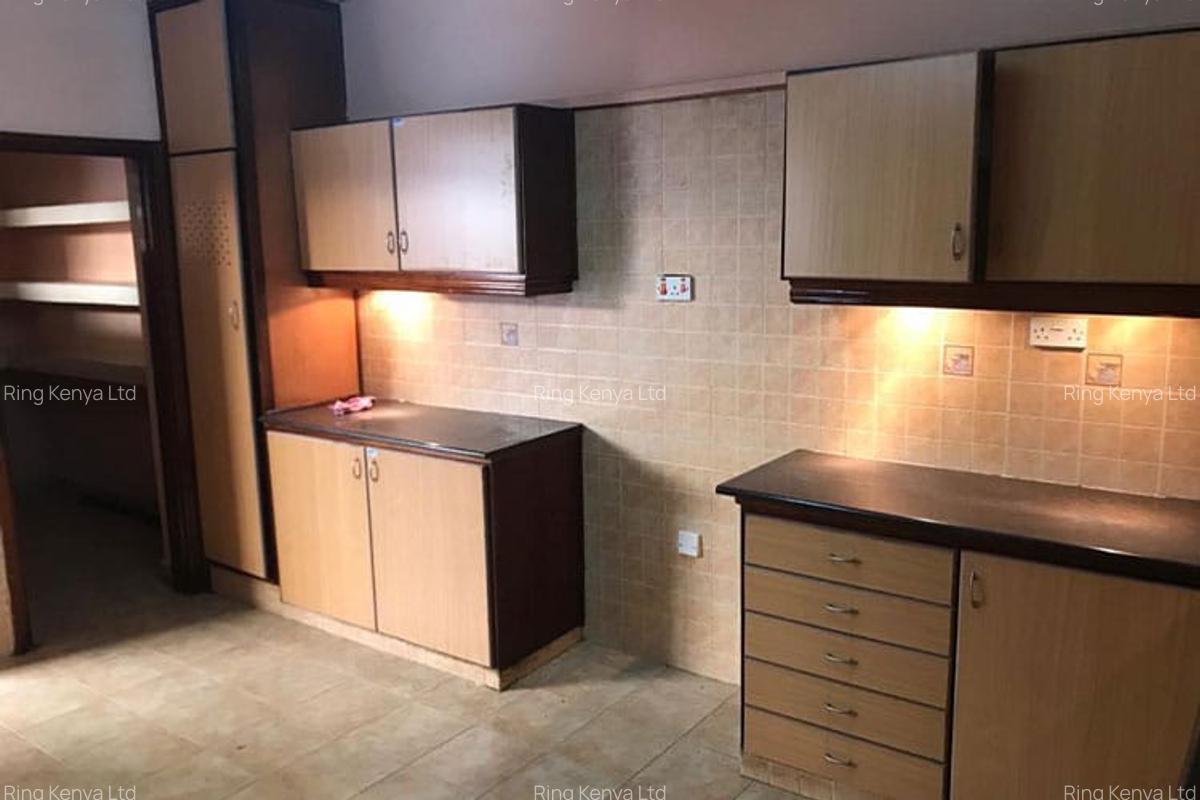 4 Bed House with En Suite in Lavington - 6